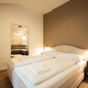Stylish With Dedicated Working Space And Super King-size Bed Located Between Centre And Donau River Apartment