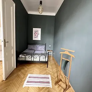 Apartament Ruhige & Grosse Altbauwohnung 7min Zum Zentrum, Wiedeń