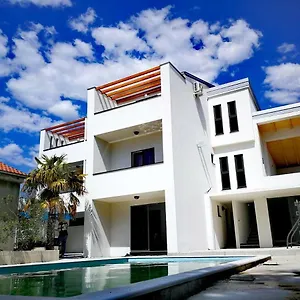 Star With Pool Apartmán Biograd Na Moru